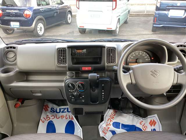 スイッチや収納が使いやすく配置されたインパネです。