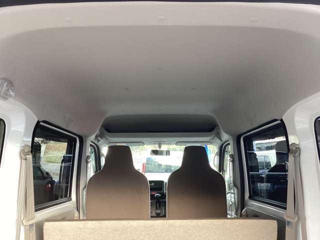 ハイルーフバンならではの高い天井です。フロントシートの頭上には天井の高さを活かしたオーバーヘッドシェルフも装備されています。