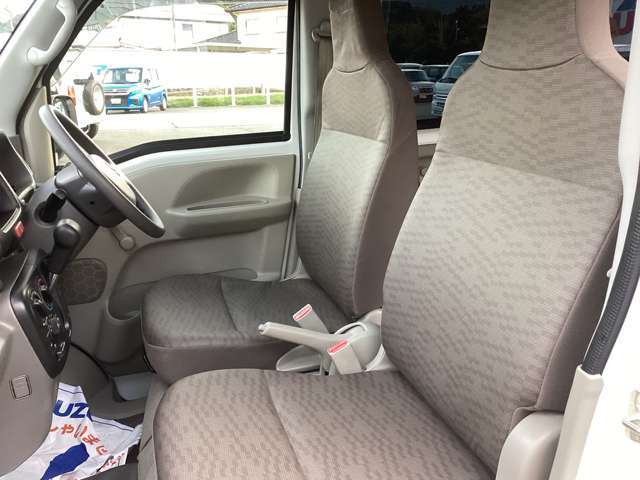 乗り降りしやすい形状のフロントシートです。水や汚れを拭き取りやすいシート生地です。