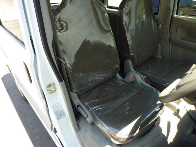 運転席・助手席共に、破れや損傷も無く、汚れ防止のビニールカバー付きです。
