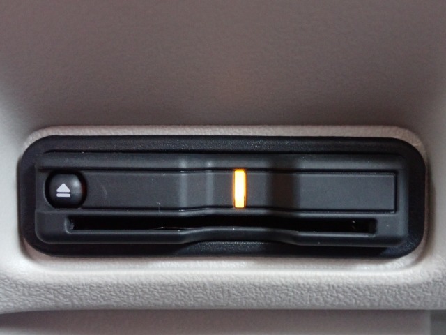 ■【ETC車載器】が装備されています。セットアップをしてお渡しとなり、ETCカードを差し込むだけで高速道路の利用が可能です。