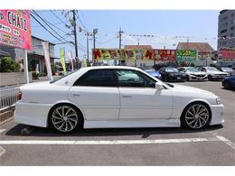 ここで整備して車検を受けてのお渡しです！試乗はいつでもできます！ご来店下さいませ！かなりばっちり決めています！お金をかけて製作された大人気！チェイサー！しかも純正5MT！ターボ！価値有り！1台のみ！
