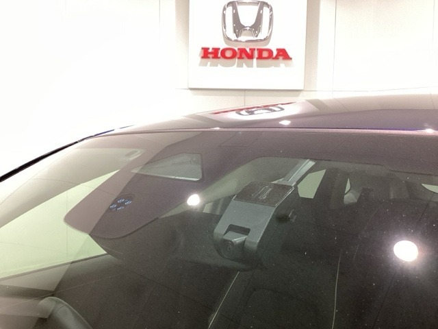 Honda SENSING装着車です。衝突を予測してブレーキをかけたり、前のクルマにちょうどいい距離で走行できる多彩な安心・快適機能を搭載した先進の安全運転支援システムがドライバーをサポートします。