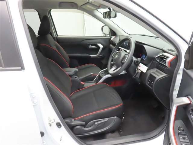 運転席に上下アジャスターがついていて、座ったままで自分にちょうどいいポジションに調整することができます。