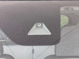 【インテリジェントエマージェンシーブレーキ】フロントカメラで前方の車両や歩行者を検知。衝突しそうな時は衝突被害軽減ブレーキが作動、衝突回避をサポート。より安全にドライブをお楽しみいただけます。