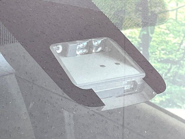 【トヨタセーフティセンス】走行中に前方の車両等を認識し、衝突しそうな時は警報とブレーキで衝突回避と被害軽減をアシスト。より安全にドライブをお楽しみいただけます。