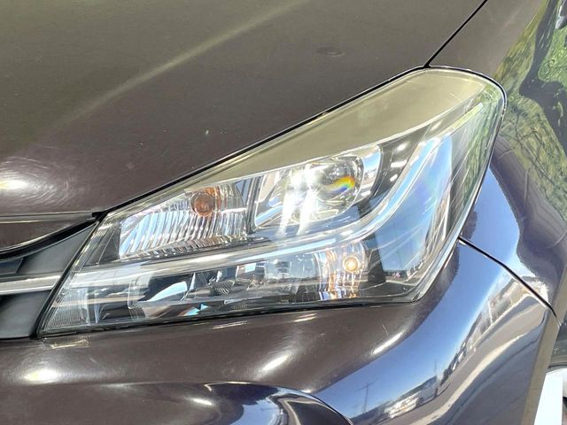 【LEDヘッドライト】悪天候や夜間走行時も良好な視界を確保し安心して運転できる高輝度LEDヘッドライトを装備！点灯速度が早く、消費電力も抑えられています。