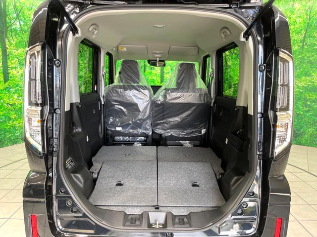 後席を格納すると、これだけの広さが！シーンに合わせたシートアレンジで、大きな荷物も積むことが出来ます♪