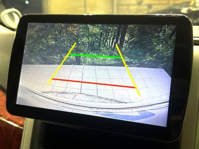 【バックカメラ】駐車時に後方がリアルタイム映像で確認できます。大型商業施設や立体駐車場での駐車時や、夜間のバック時に大活躍！運転スキルに関わらず、今や必須となった装備のひとつです！