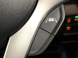 【車線逸脱警報】道路上の白（黄）線を認識し、意図せず走行中の車線からはみ出しそうになった時、メーター内の警告灯とブザーで注意喚起してくれる安心・安全機能です♪