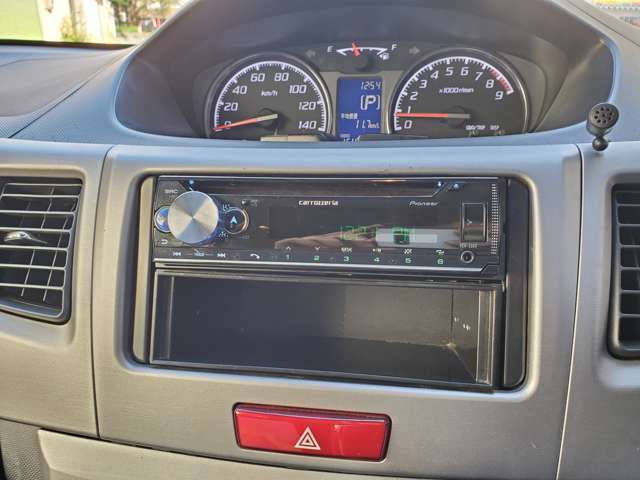 オーディオは1DINタイプのカロッエリア製の物が付いてます。機能内容は、CD・AUX・USB・Bluetoothオーディオ・通話・AM.FMラジオが使えます。Bluetoothオーディオが付いているので乗車中も退屈せずオススメです！