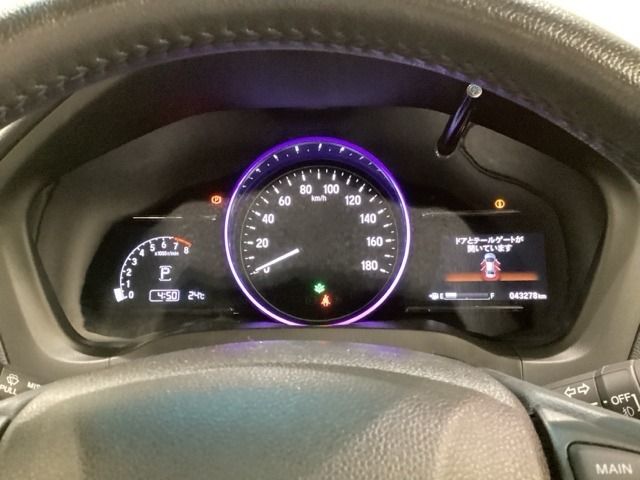 スピードメーターを大きく配した見やすいメーター部になっています。右側のインフォメーション画面でオドメーターや燃費などの情報を確認できます。