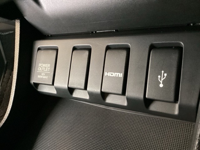 アクセサリーソケットはUSBのアダプターなどをつければ、スマホの充電にも使えます。