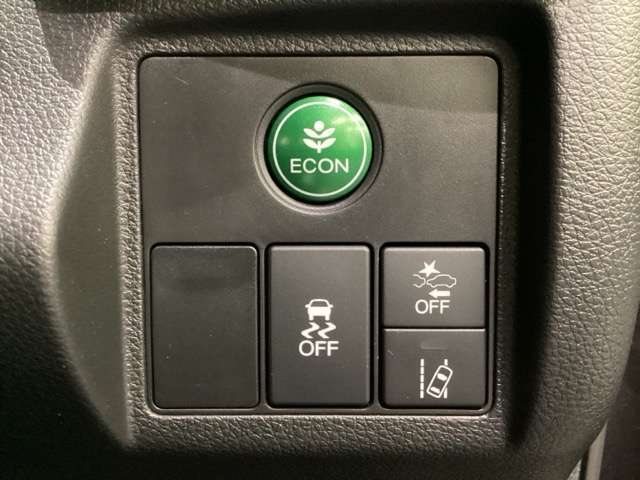 Hondaセンシング用の、VSA（ABS＋TCS＋横滑り抑制）解除とレーンキープアシストシステムのメインスイッチなどはハンドルの右側に装備しています。燃費に役立つECONボタンもここです。