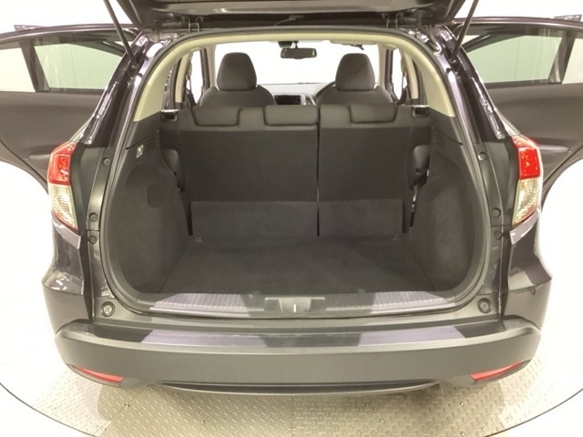 ラゲッジも広く使いやすいトランクは、開口部も広く荷物の積み下ろしもしやすいお車となっております。リアシートの背もたれは6：4の割合で分割して可倒できるので、長いお荷物などを載せることもできます。