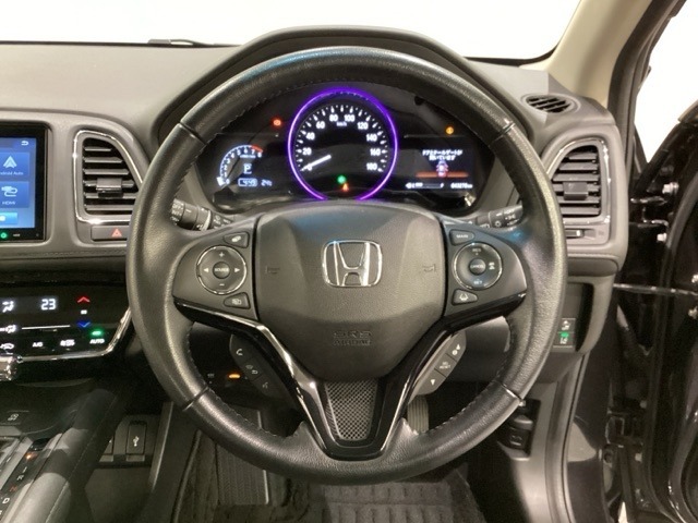 ハンドルにHondaセンシング系のクルーズコントロールやレーンキープアシストなどのスイッチと、オーディオの操作スイッチが装備されています。ハンドルから手を離さず安全に操作できます。