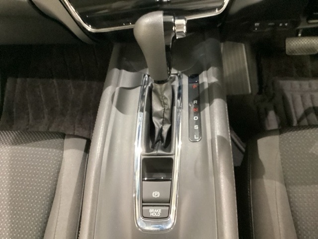 CVT車のセレクトレバーです。低速から高速まで、変速ショックのないスムーズな走りと、エンジン効率のよい領域を維持して燃費にも貢献します。サイドブレーキはスイッチ操作の電子制御パーキングブレーキです。