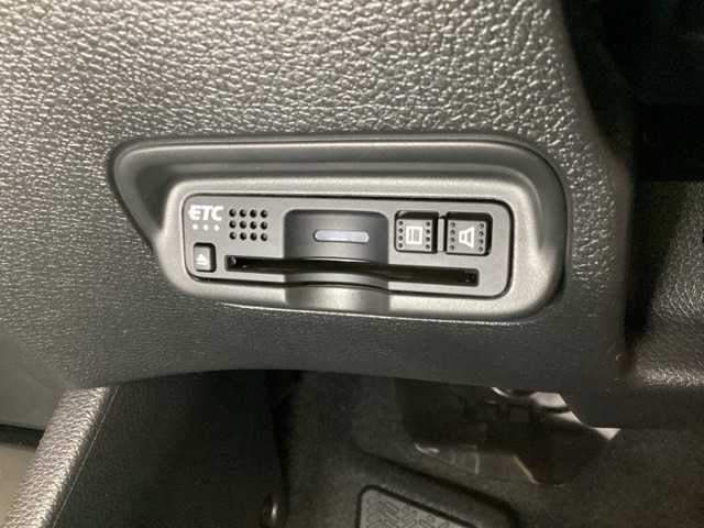 ハンドルの左下にETCがついています。高速道路の料金所の通過も楽々です！。　カードの取り出しもしやすい場所についています。