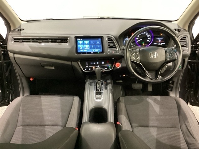 車内は光触媒抗菌消臭施工済です。インパネ周りはスタイリッシュなデザインで機能や装備も充実しています。グローブボックスやカップホルダーのほかにトレーなどたくさんの収納スペースが付いています。