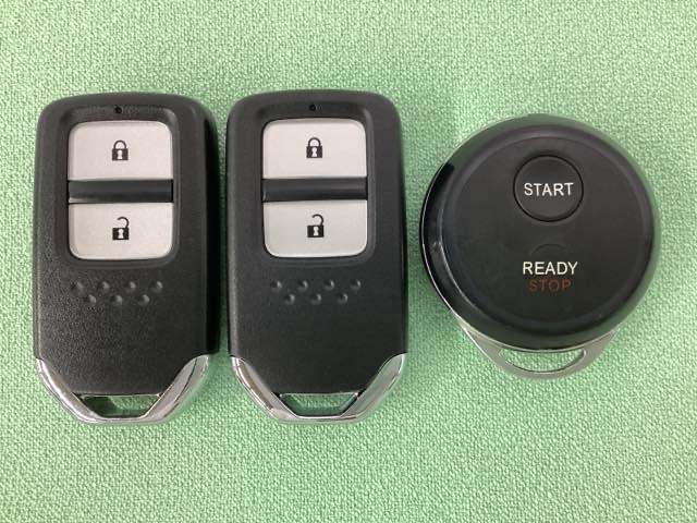 スマートキーを装備しています。鍵を差し込むことなくドアロックの開け閉めと、スタートボタン操作でのエンジンスタートができます。加えて、純正リモコンエンジンスターター用の操作キーもついています。
