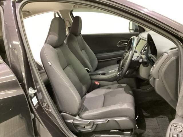 女性でも運転がしやすいように、シートの高さ調整機能（シートリフター）がついています。広い足元にゆったり座れるシートには肘掛も装備しており長距離の運転でも疲れにくいシートです。