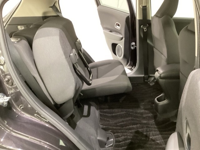 リアシートの背もたれは2段階の角度調節がついています。お好みの位置でゆったりお乗りいただけます。 座面を跳ね上げて収納スペースを広くすることも可能です。