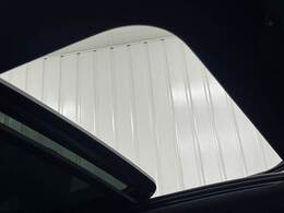 【サンルーフ】装備で解放感があり、車内も明るくなります！