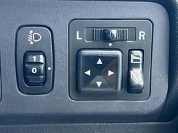 【電動格納ミラー】サイドミラーは電動格納式となっており、狭い駐車場でもキズがつくリスクを抑えられます。