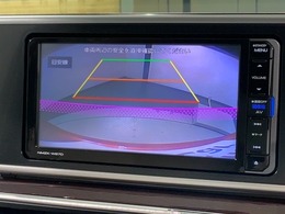 リバースギアに入れるだけで後方の表示へ切り替わります。夜間や雨の日の駐車も楽になりますよ。