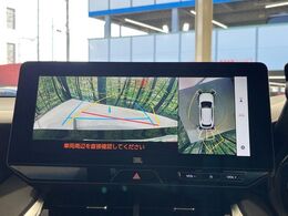 【パノラミックビューモニター】専用のカメラにより、上から見下ろしたような視点で360度クルマの周囲を確認することができます☆死角部分も確認しやすく、狭い場所での切り返しや駐車もスムーズに行えます。