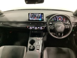 車内は光触媒抗菌消臭施工済です。スタイリッシュなデザインでスポーティなインパネ周りを演出します。グローブボックスやカップホルダーのほかにトレーなどたくさんの収納スペースが付いています。