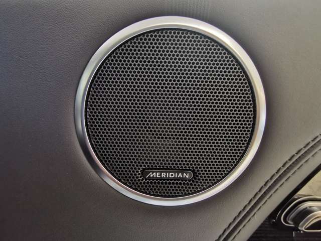 【MERIDIANサウンドシステム】英国の歴史あるオーディオブランド「MERIDIAN」の音響システムを搭載。車内音響を臨場感豊かに、いつものドライブを「想い出」に変えてくれます。