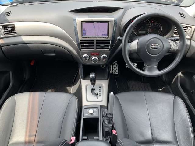 スッキリとした運転席です。全席ブラックレザーシートです。ダークで落ち着いた内装は、汚れも目立ちにくく、高級感があります♪