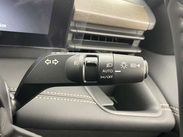 【アダプティブヘッドライト】先行車や対向車などの周りの状況に応じて、ハイビームまたはロービームを切り替え、さらに照射範囲を自動で調整します！常に運転しやすい視界を確保し、安全運転をサポートします。
