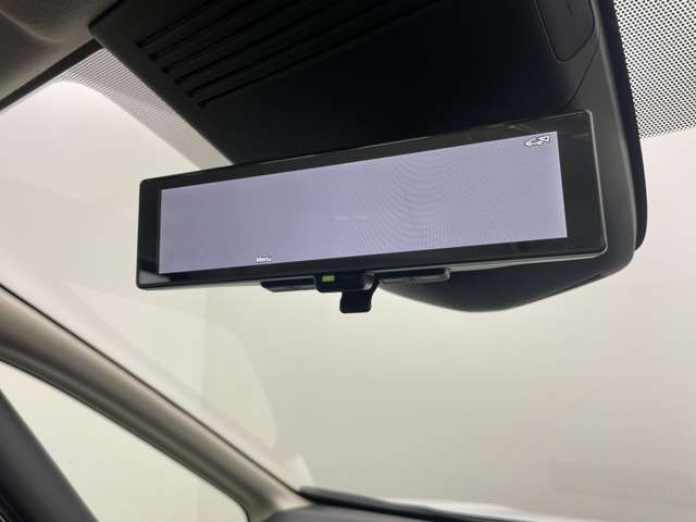 【デジタルルームミラー】車両後方カメラの映像をルームミラーに映すことが出来ます。 そのため、後席に人や荷物があって後方が見えづらい場合でもしっかり視界を確保することが出来ます。
