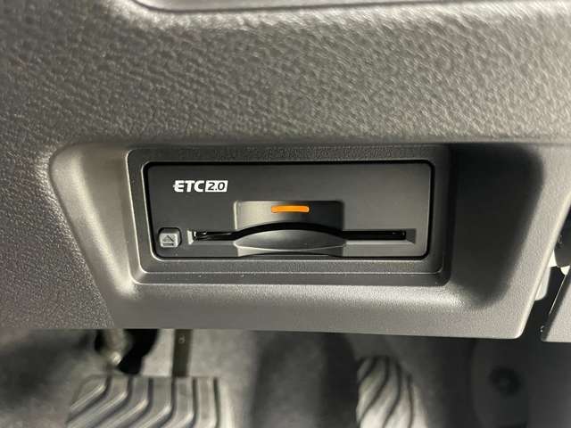 【ETC】有料道路を利用する際に料金所で停止することなく通過できる、ETC車載器（ノンストップ自動料金収受システム機器）が装備されています。セットアップを行うことで利用可能になります。
