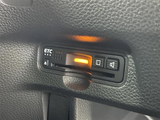 【ETC】有料道路を利用する際に料金所で停止することなく通過できる、ETC車載器（ノンストップ自動料金収受システム機器）が装備されています。セットアップを行うことで利用可能になります。