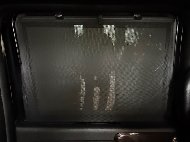 【ロールサンシェイド】ロールサンシェイドが装備されております！日差しを和らげるだけでなく、プライバシー保護にも役立ちますよ♪