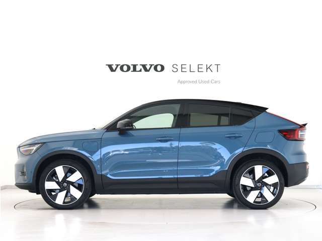 【C40 Recharge】クーペSUVスタイルを纏う、ボルボ初のピュアEVモデル。伝統的なスカンジナビアン・デザインを継承しながら、躍動感にあふれ優雅な雰囲気を身にまとう、新しい潮流を具現化したスタイリングです。