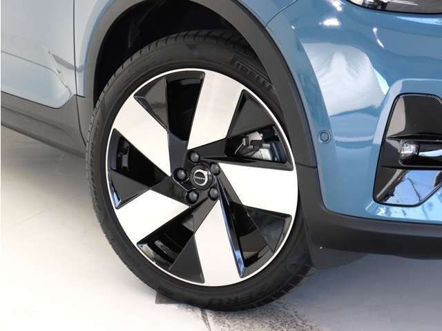 ボルボ純正の5スポークフロント：8.0J×20インチ リア：9.0J×20インチ ダイヤモンドカット/ブラックアルミホイール装着。