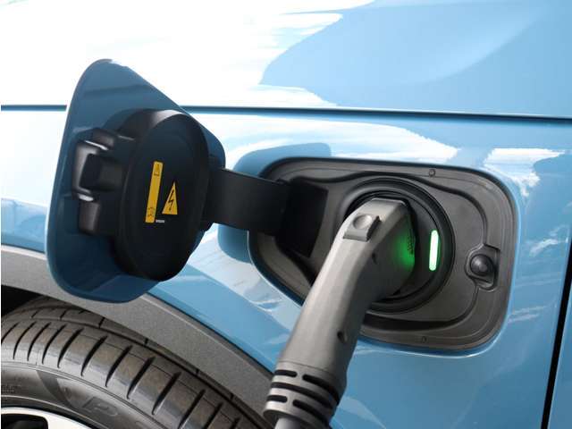 コンセントタイプ(3kW)やウォールボックスタイプ(6kW)の充電器を用いて、ご自宅で簡単充電。一般的な家庭用の200V交流充電ケーブルでは、約8時間で80％まで充電！1時間あたり7~14kmを走行できる電力を充電できます。