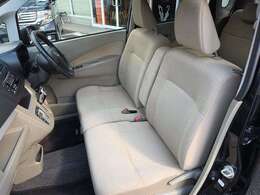 シートの状態も良く、目立った傷や汚れはありません。ゆったり広々の車内スペース☆一人一人の空間に余裕があります。