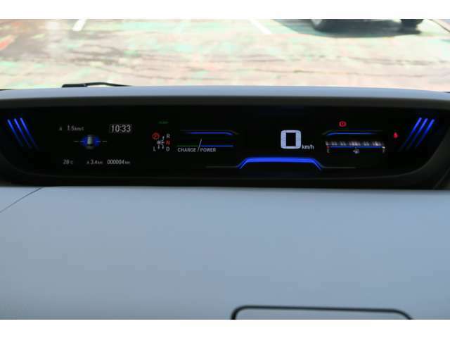 メーター左側のマルチインフォメーションディスプレイは、バック駐車時などの際のタイヤの切れ角や、経過時間、外気温、平均車速などを表示します。