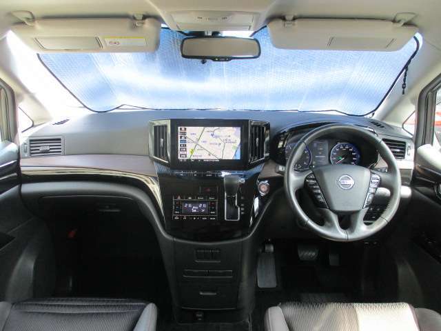 広いフロントガラスで視界良好の運転席。エルグランドは運転も楽しいです。