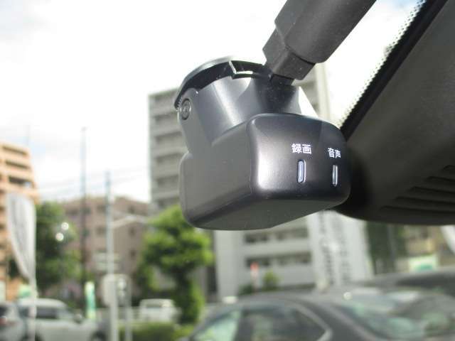 純正ドライブレコーダー付　が装備されており万が一の事故の際も映像にして残しておく事により自分自身を守る事が可能です♪