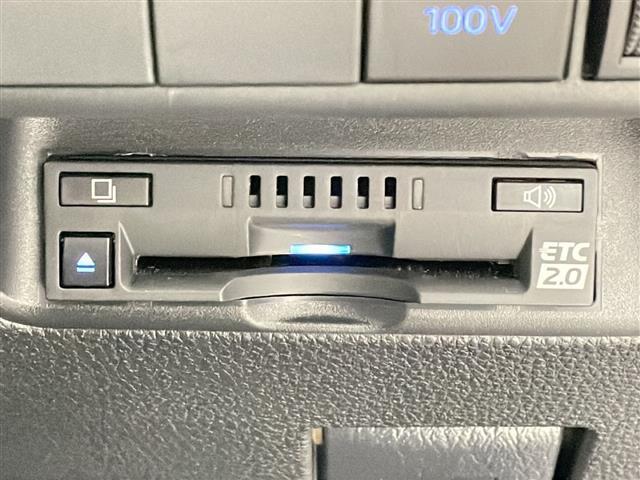 【ETC】有料道路を利用する際に料金所で停止することなく通過できる、ETC車載器（ノンストップ自動料金収受システム機器）が装備されています。セットアップを行うことで利用可能になります。