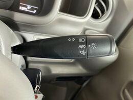 【オートライト】周りの明るさに応じて自動でヘッドライトの点灯・消灯ができる機能です！ライトの付け忘れ・消し忘れなどが無くなり、雨の日や夕方の走行も安心！トンネル通過時も便利ですね♪