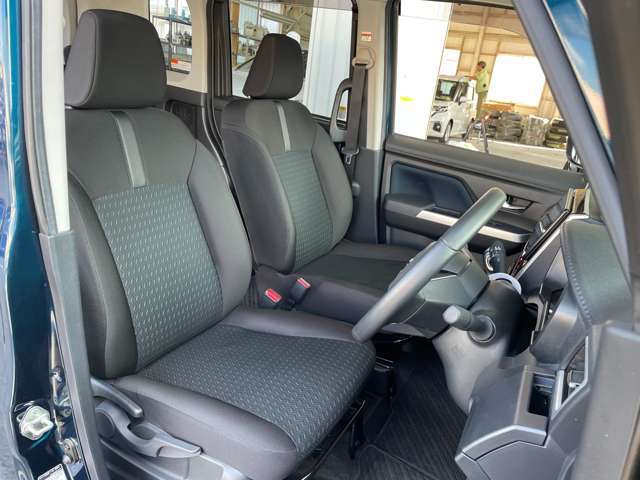 ◆【運転席】座り心地が良いシートなので長時間の運転でも快適にお過ごしいただけます。新品のフロアマットのご注文も可能です。