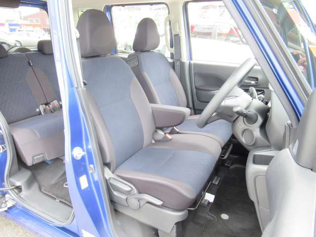運転席は乗り心地が良く快適にお乗り頂けます♪♪ シートリフターやステアリングチルト付き車なら更に最適なシートポジションに設定して運転Iいただけます♪♪