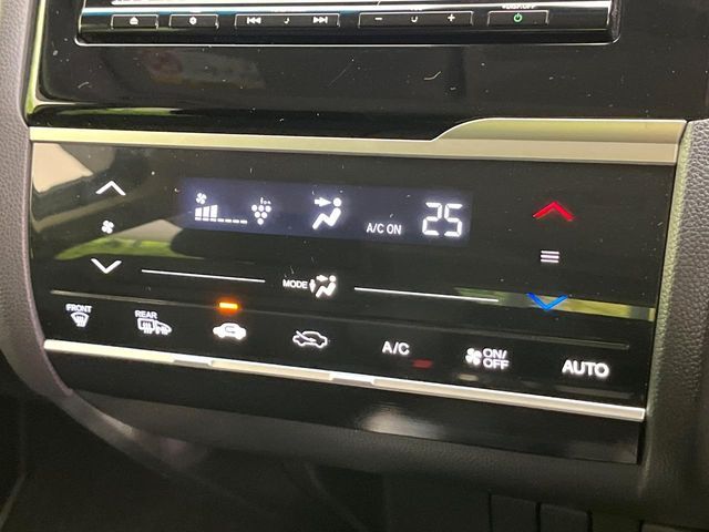 【オートエアコン】一度お好みの温度に設定すれば、車内の温度を検知し風量や温度を自動で調整。暑い…寒い…と何度もスイッチ操作をする必要はありません。快適な車内空間には必須の機能ですね♪